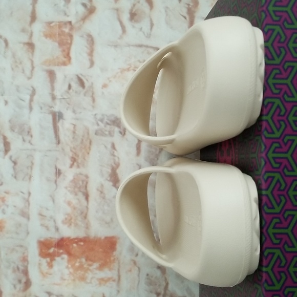 New Tory Burch Shower Slides - Picture 6 of 9